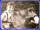 1956 mit Bruder Bernd beim Sandspielen